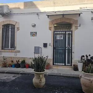 https://regina-lucia-casa-vacanze.sicilyhotelsitaly.net